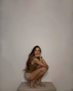 Xenia Tchoumitcheva feet photo thumbnail