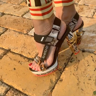 Jennifer Nicole Lee feet photo thumbnail