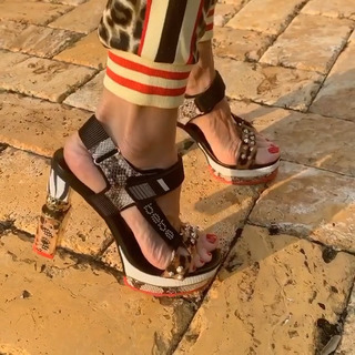Jennifer Nicole Lee feet photo thumbnail