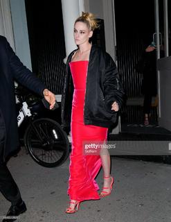 Kristen Stewart feet photo thumbnail