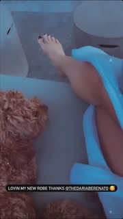 Amanda Saccomanno feet photo thumbnail