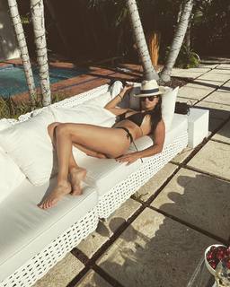 Adriana Lima feet photo thumbnail