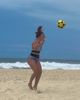 Larissa Manoela feet photo thumbnail