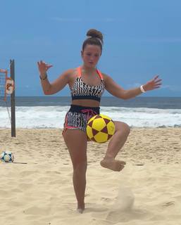 Larissa Manoela feet photo thumbnail