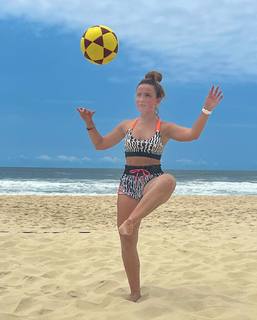 Larissa Manoela feet photo thumbnail