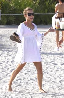 Hayden Panettiere feet photo thumbnail