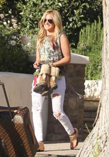 Ashley Tisdale feet photo thumbnail