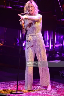 Joss Stone feet photo thumbnail
