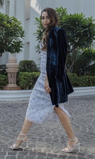 Karisma Kapoor feet photo thumbnail