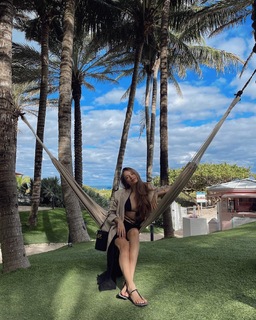 Xenia Tchoumitcheva feet photo thumbnail