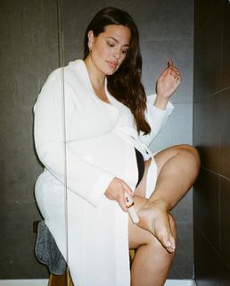 Ashley Graham feet photo thumbnail