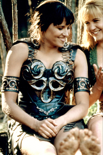 Lucy Lawless feet photo thumbnail