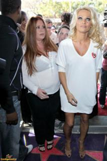 Pamela Anderson feet photo thumbnail