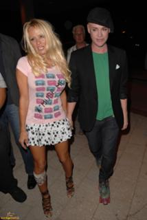 Pamela Anderson feet photo thumbnail