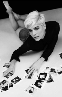 Selma Blair feet photo thumbnail