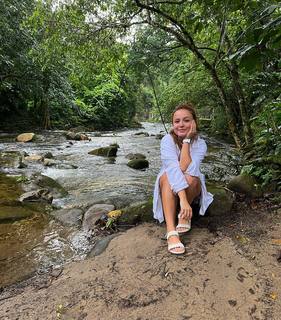 Larissa Manoela feet photo thumbnail