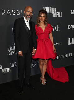 Halle Berry feet photo thumbnail