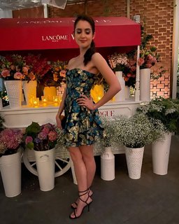 Laura Marano feet photo thumbnail
