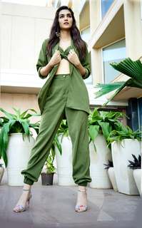 Kriti Sanon feet photo thumbnail
