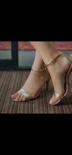 Kriti Sanon feet photo thumbnail