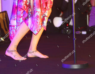 Joss Stone feet photo thumbnail