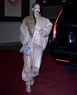 Rihanna feet photo thumbnail