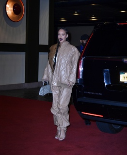 Rihanna feet photo thumbnail