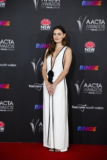 Phoebe Tonkin feet photo thumbnail