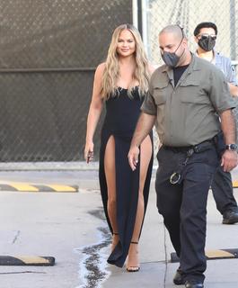 Chrissy Teigen feet photo thumbnail