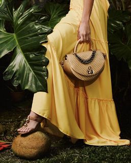Deborah Secco feet photo thumbnail