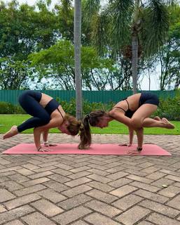 Larissa Manoela feet photo thumbnail