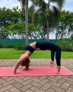 Larissa Manoela feet photo thumbnail