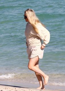 Ellie Goulding feet photo thumbnail