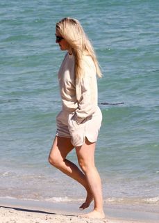 Ellie Goulding feet photo thumbnail