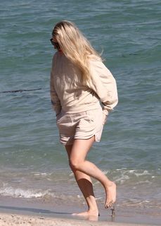 Ellie Goulding feet photo thumbnail