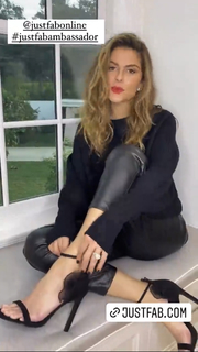 Maria Menounos feet photo thumbnail