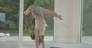 Kino MacGregor feet photo thumbnail