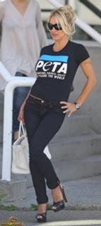 Pamela Anderson feet photo thumbnail