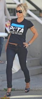 Pamela Anderson feet photo thumbnail