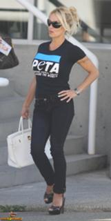 Pamela Anderson feet photo thumbnail