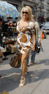 Pamela Anderson feet photo thumbnail