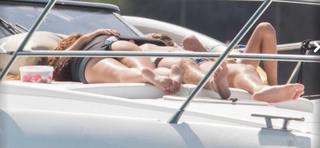 Shakira feet photo thumbnail