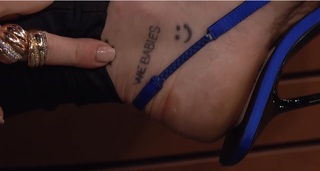 Miley Cyrus feet photo thumbnail
