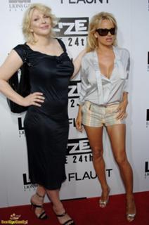 Pamela Anderson feet photo thumbnail