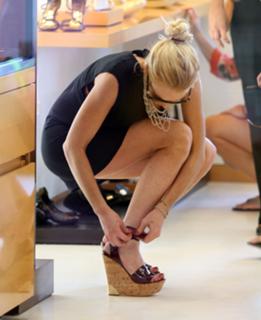 Lindsay Lohan feet photo thumbnail