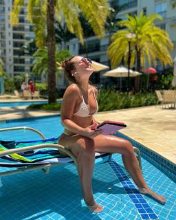 Larissa Manoela feet photo thumbnail