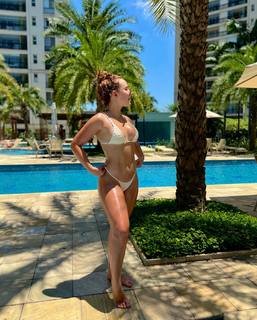 Larissa Manoela feet photo thumbnail