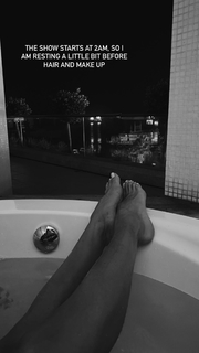 Iris Mittenaere feet photo thumbnail