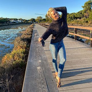 Gabrielle Taylor feet photo thumbnail