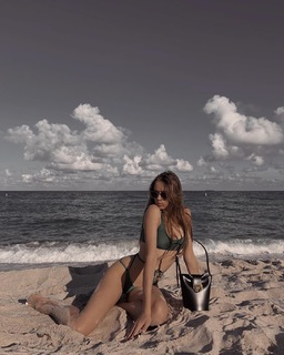 Xenia Tchoumitcheva feet photo thumbnail